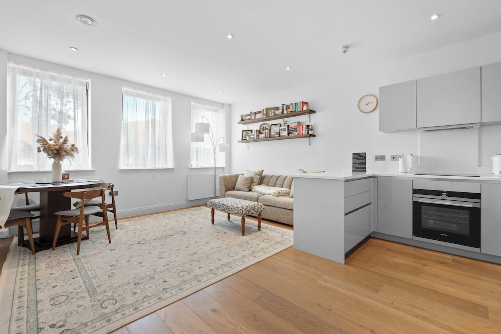 London Road Apartment in Isleworth