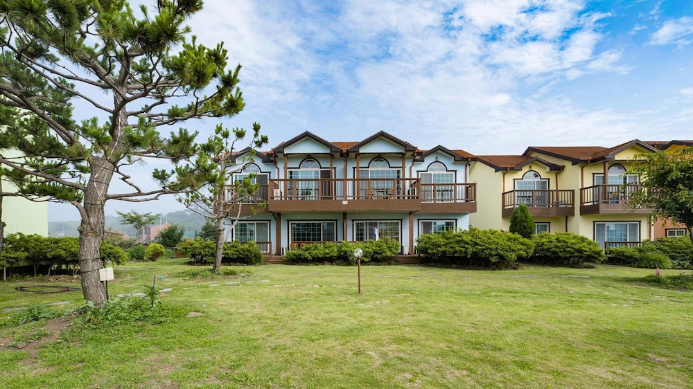 Jeju Sigan Yeohaeng Huyang Pension view 2