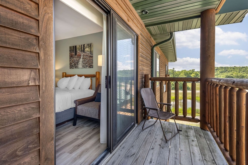 Three Bears Waterpark Resort Near Tomah, Ascend Collection Hotel