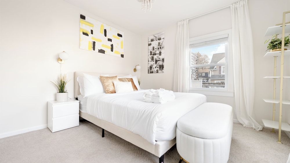 Ultra-Modern Luxe Sleek & Stunning Stay