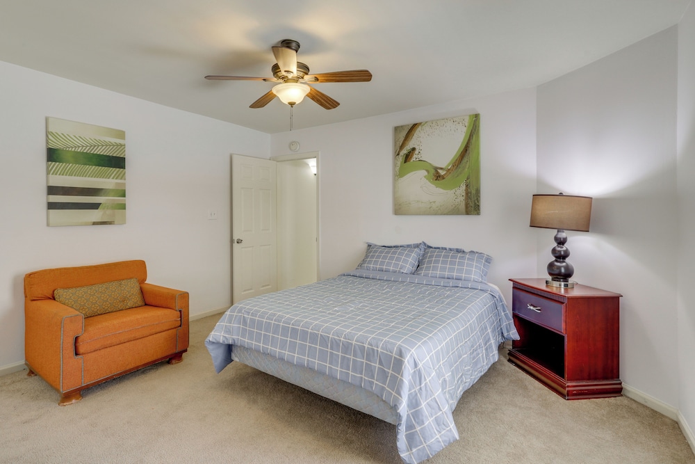 Pool Table & Patio w/ Bar: Spacious Houston Gem!