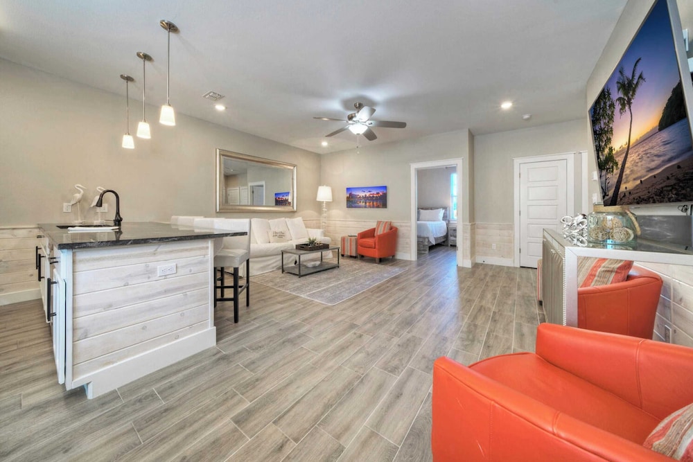 Sleeps 33! 4 Condos, Walk to the Beach, Resort-style Pool, Endless Summer Resort