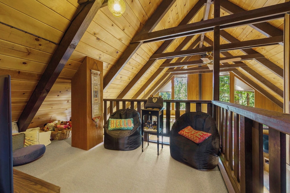 Walk to Fly-in Lake: Blue Lake Springs Cabin!