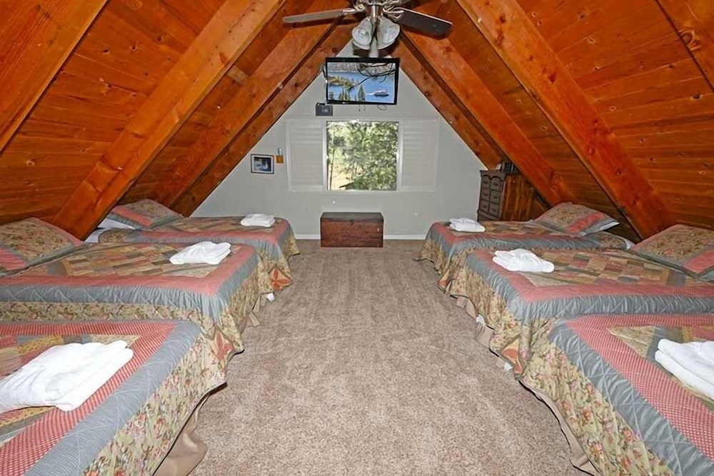 3542 Bobby Grey Circle 3 Bedroom Cabin by RedAwning