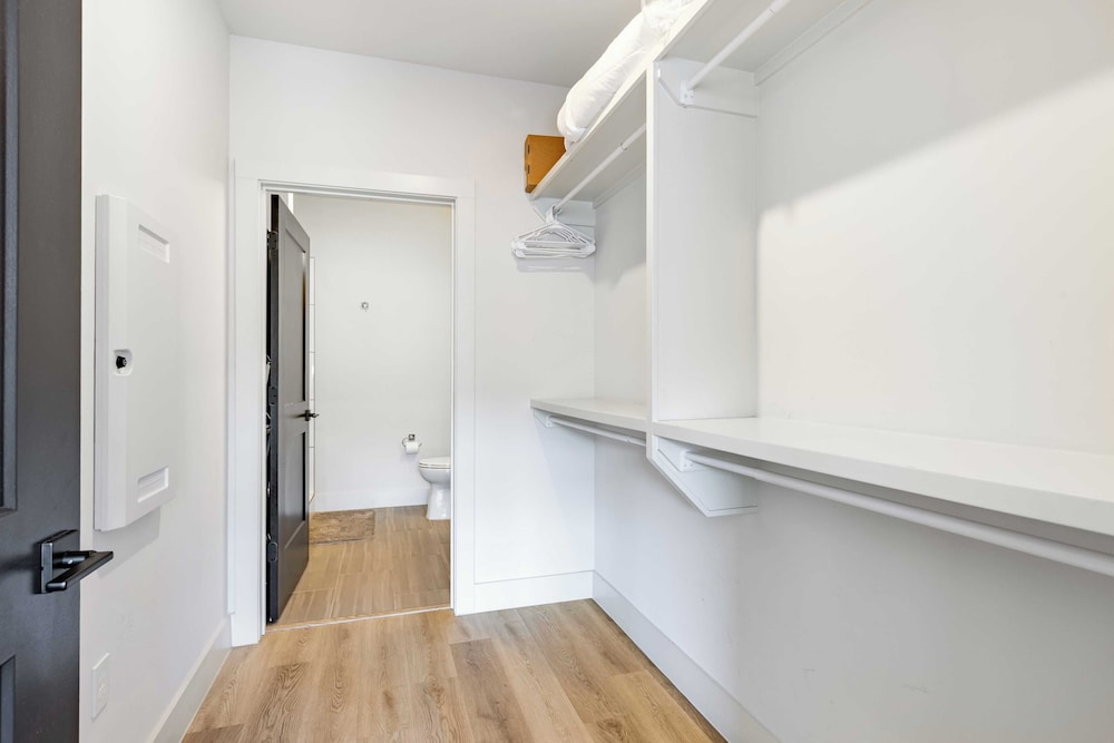 Sleeps 24 4 Modern Midtown Apartments w/ Gym + Pool Walkable to Shops & Eats