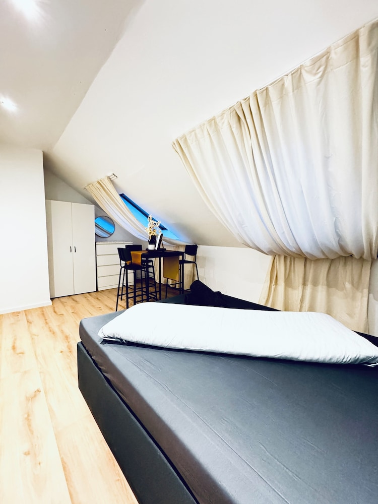 Comfortable 5 BR Apt near Schonbrunn