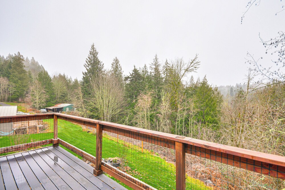 4 Mi to Sandy River Access: Studio w/ Mtn Views!
