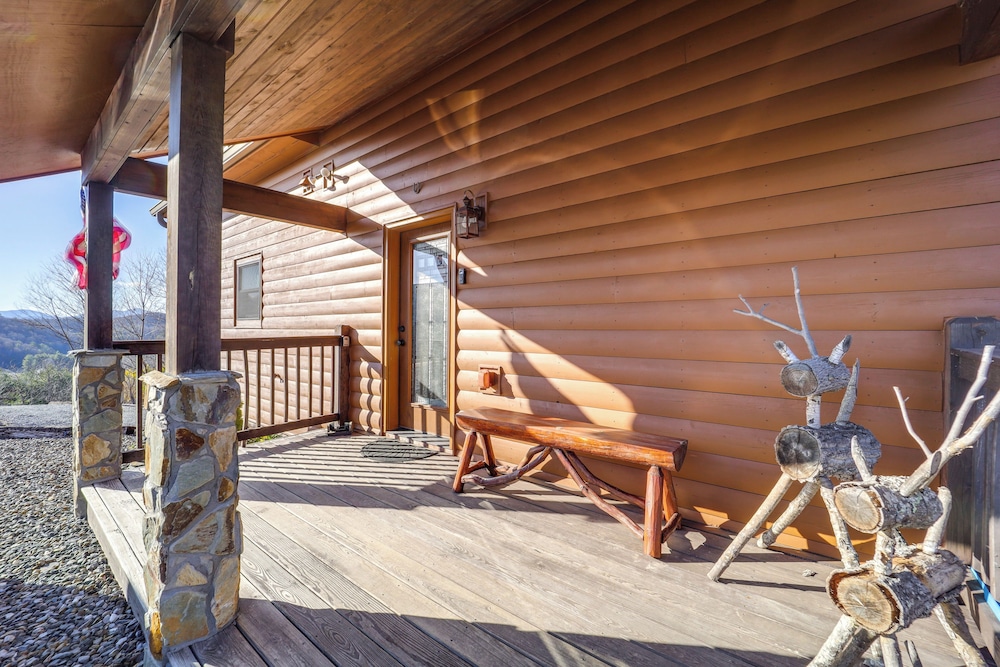 Mountain-view Deck: Group Getaway in Fleetwood
