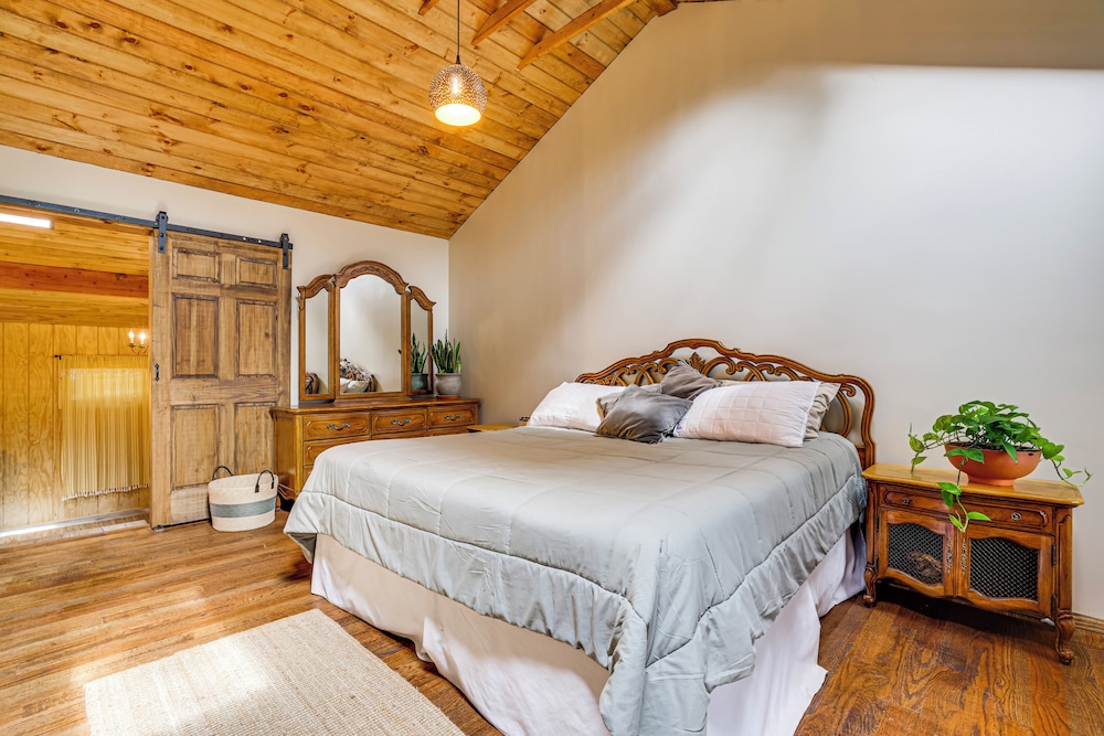 Ski, Swim, Relax: Old-fashioned Poconos Getaway