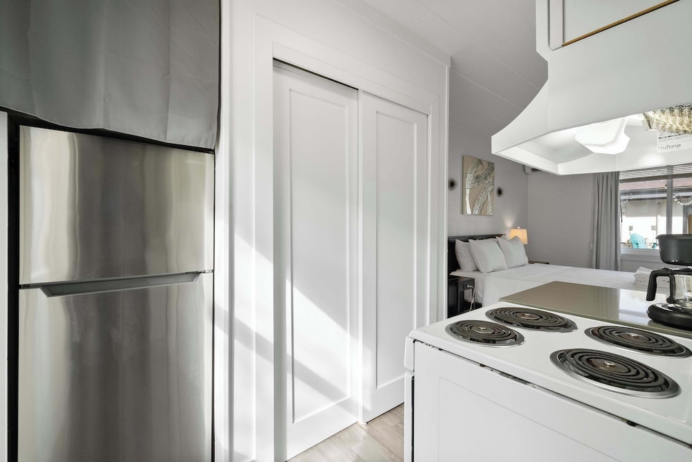 Chic City Retreat 93I Sleeps 2