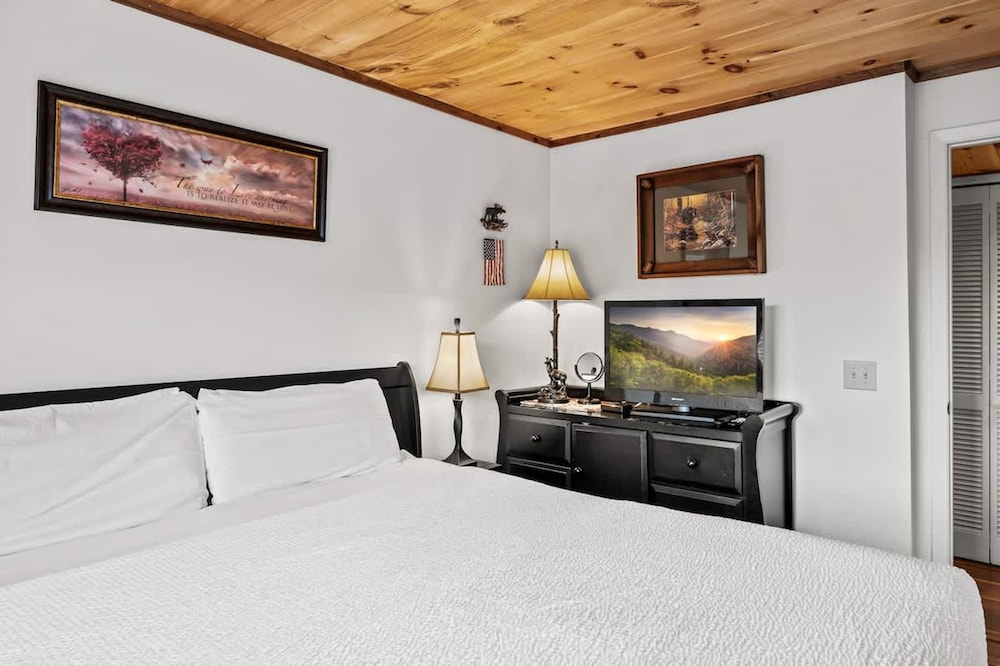 Sleeps 4 Heated Pool Hot Tub Mountain View