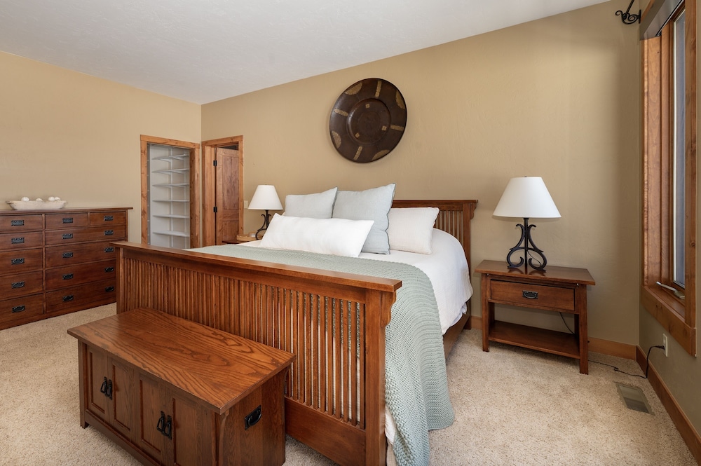 Stagecoach Cabin 5 Bedroom Home by RedAwning view 5