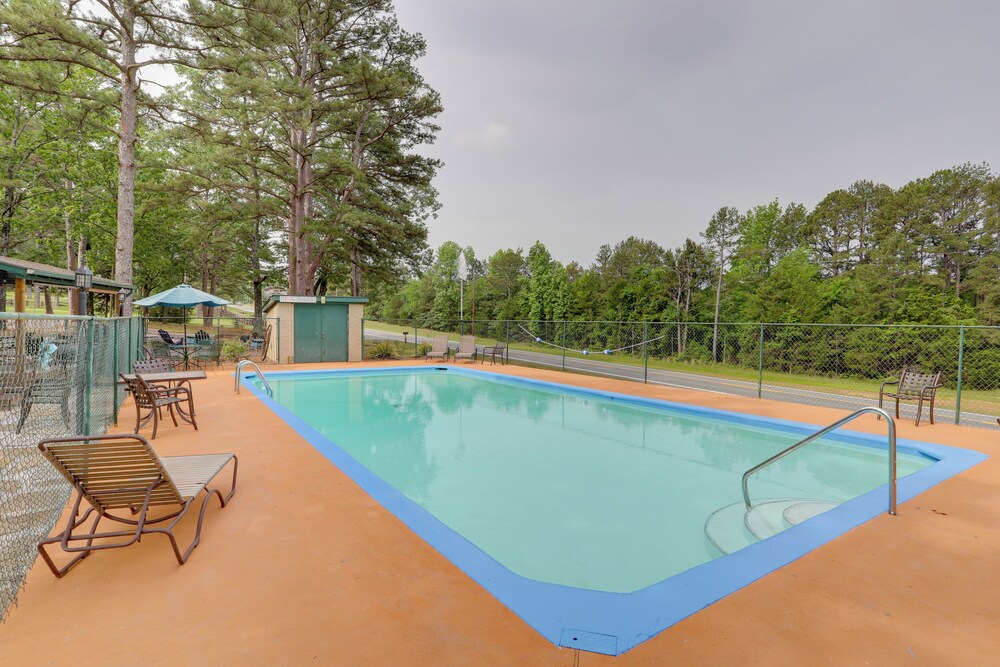 < 1 Mi to Devils Fork Recreation Area: Cozy Cabin!