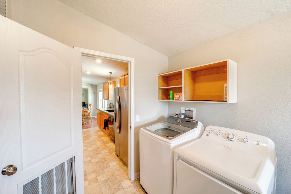1 Mi to Lake: Getaway w/ Patio in Coulee City!
