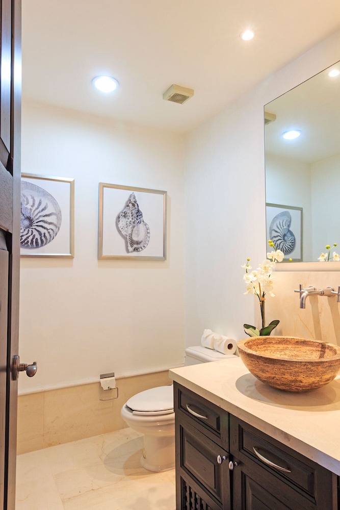 Amazing 4 Bedroom Condo - Property Image 5