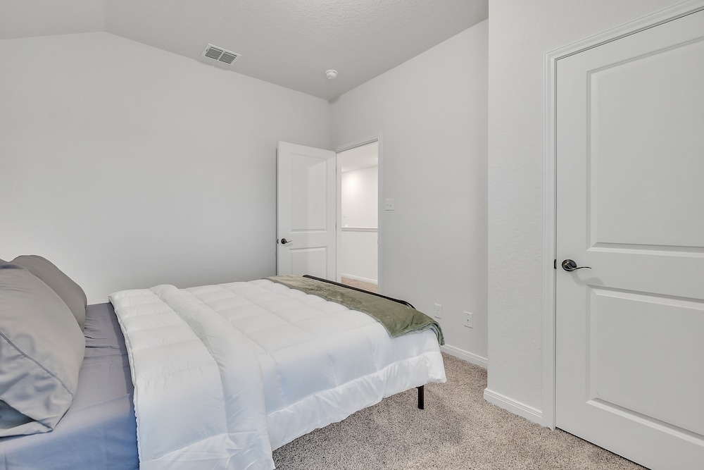 Modern 3br In Gated Community Near Jbsa & Seaworld 3 Bedroom Duplex
