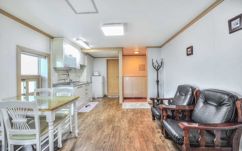 Sokcho Esher House Pension