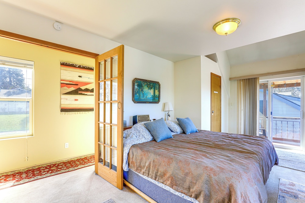 Hot Tub & Decks: Central Hood River Townhome!
