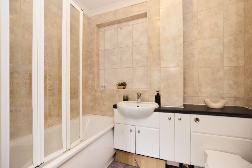 The Enfield Place - Elegant 4bdr House With Garden view 4