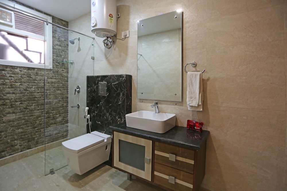 OYO TOWNHOUSE 460 H C Grand