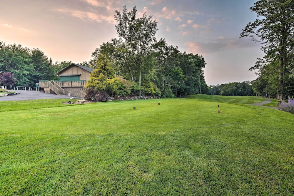 Ski, Hike, Swim & More: Pocono Farms Family Home