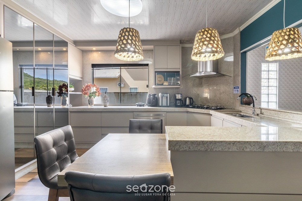 Apt w/ Balcony, 3 Bedrooms Close to Beach Rsu3842
