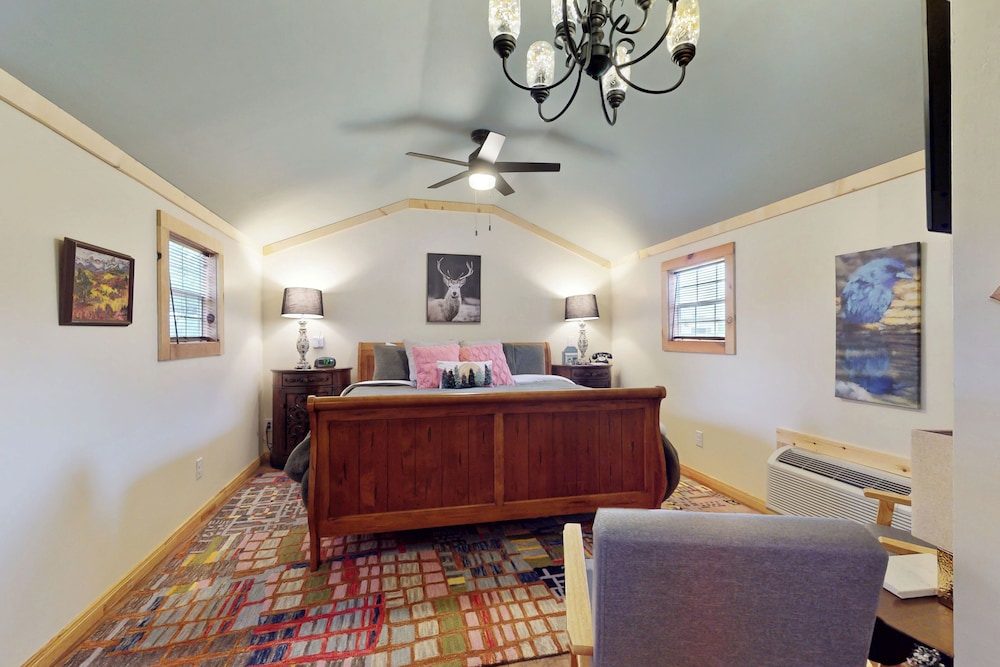 1BR Rustic Cabin w/ Kitchenette, Streaming & Wifi