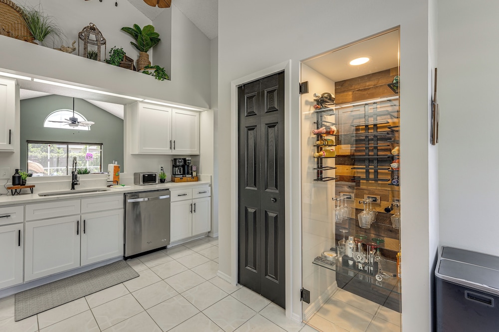 Hot Tub & Movie Theater: Family Oasis in Kissimmee