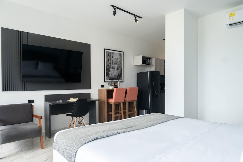 w Inviting 3BR w AC Near Ciudad Amurallada