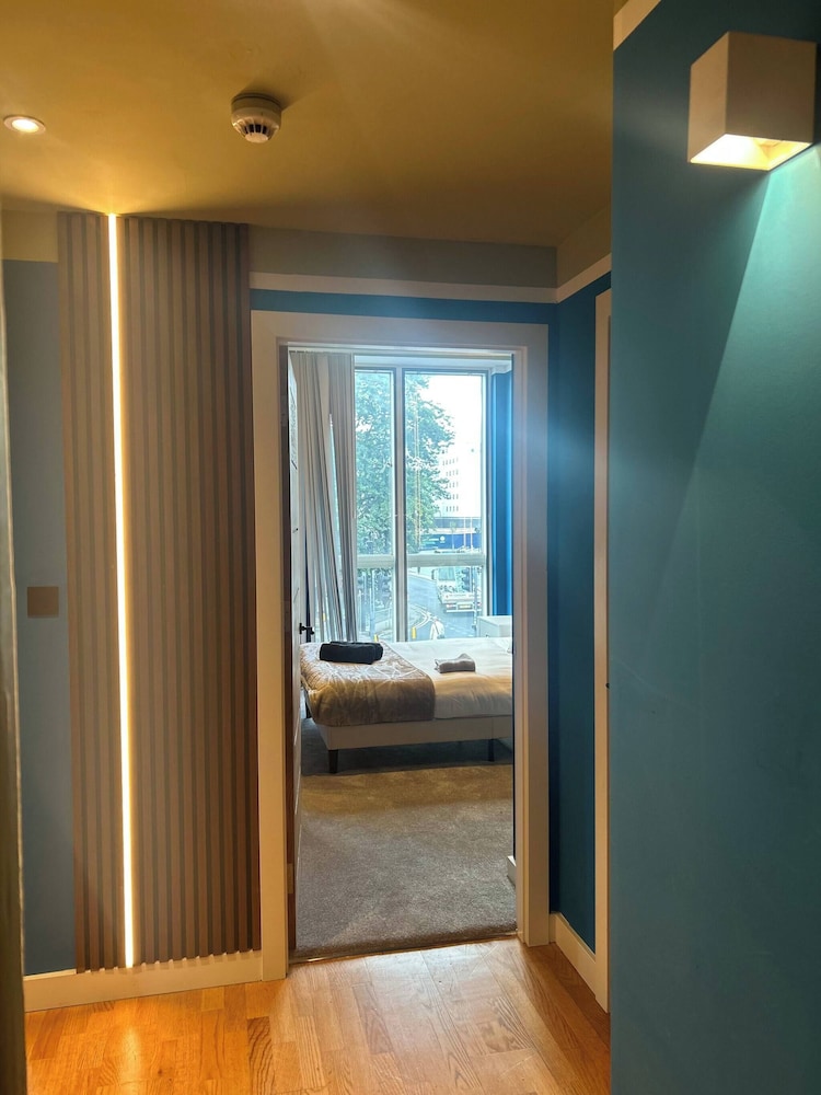 Modern City Blue Apartment Next To The AO Arena Free Parking