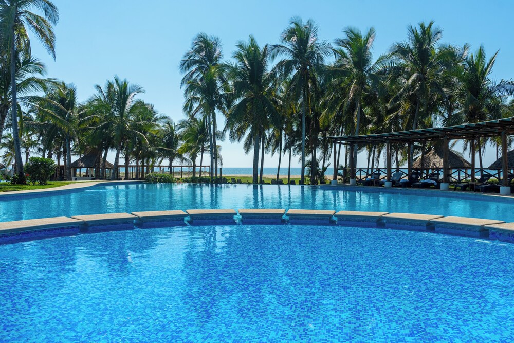 Family House with Pool 10 min airport