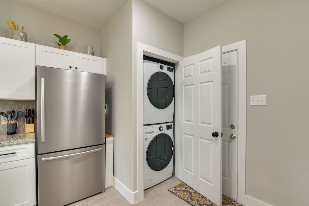 Patio & Fenced Yard: Home Close to Dtwn Houston!