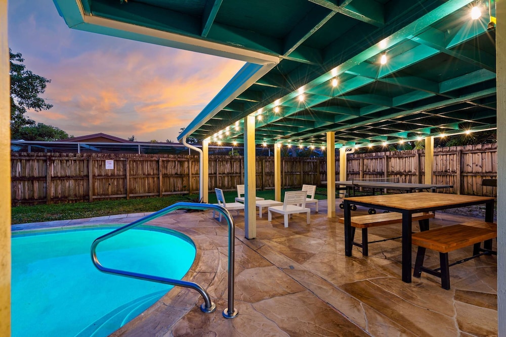 4BR With Private Pool and Game Room - Prime Location