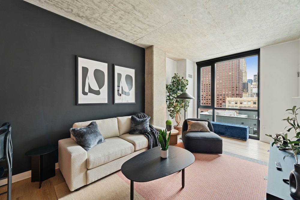 Luxury 3 Bed 3 Bath High Rise With Gym Amenities