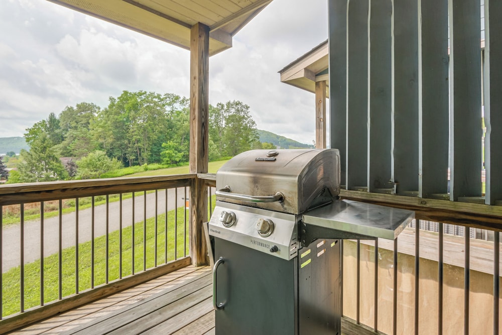 1 Mi to Wisp Resort: Hot Tub Haven in Mchenry!