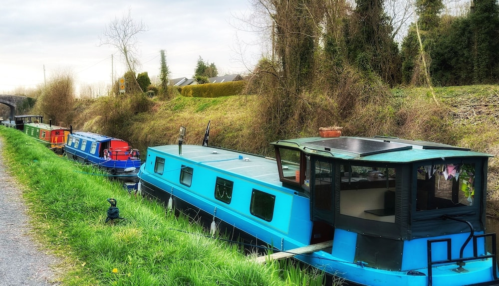 5 Star Stunning Houseboat, no Experience Required! Enjoy the Most Romantic Trip!