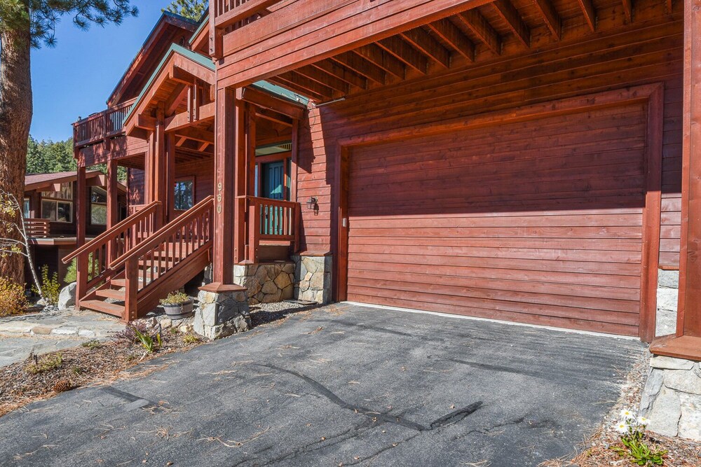 Mountain Bear Lodge view 2