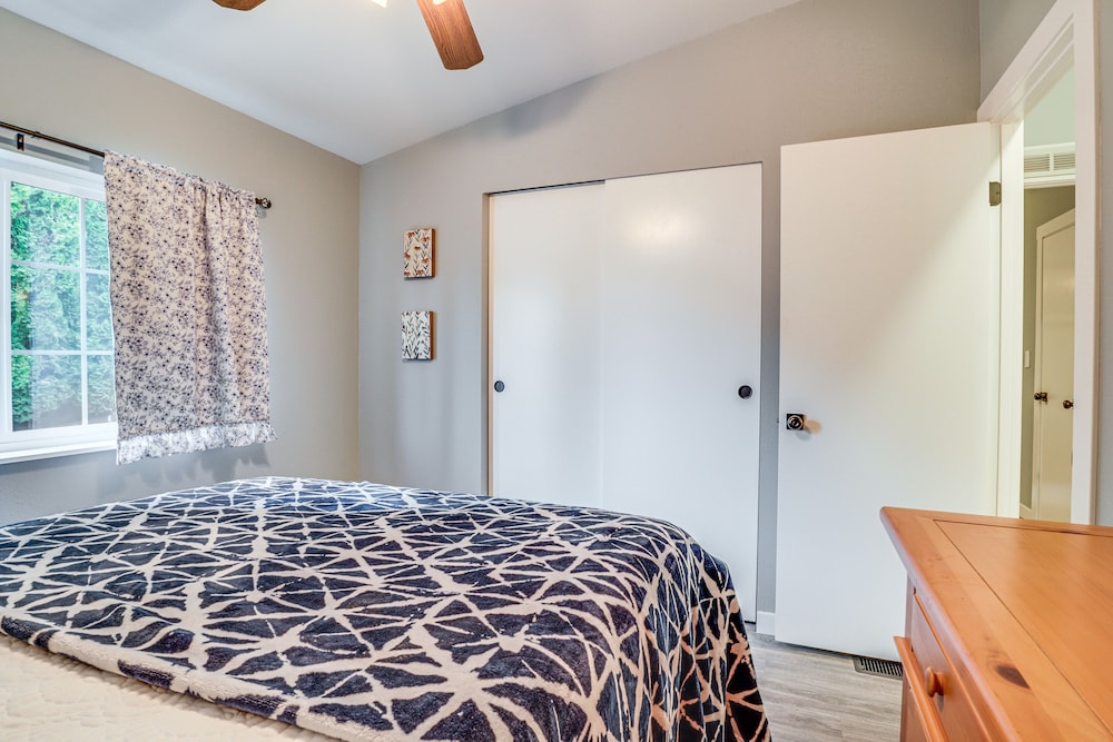 Charming Stayton Home w/ Deck + Smart TV! view 4