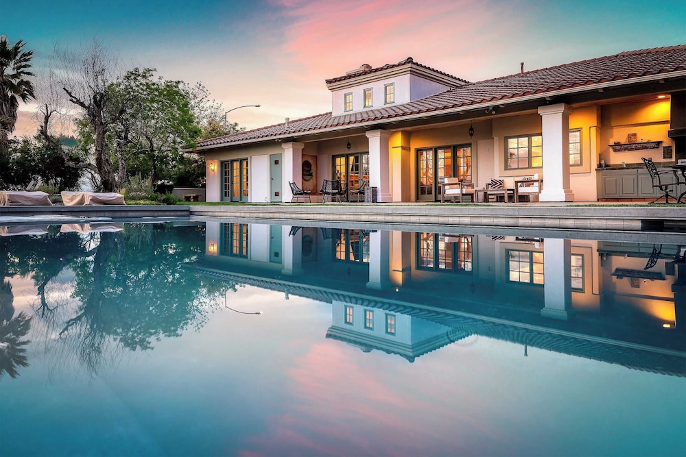 Wellsona Vineyard Retreat + Pool, Hot Tub, Views Main Home + Guest Home