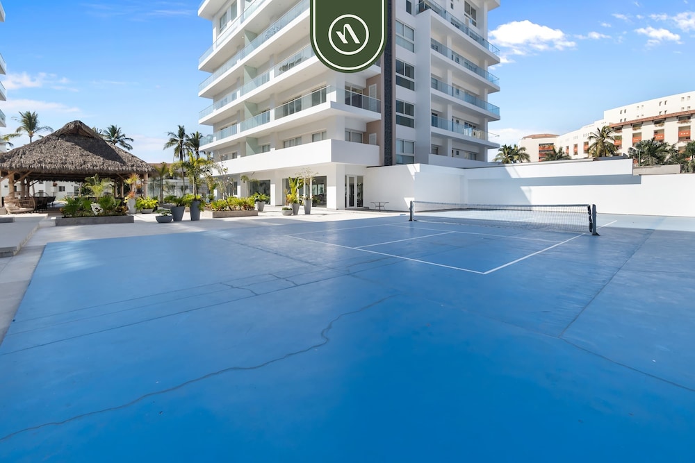 Tropical 2 BR Retreat - Close to the Beach - Pool