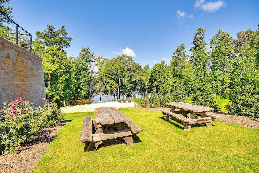 Gated Community w/ Perks: North Carolina Hideaway