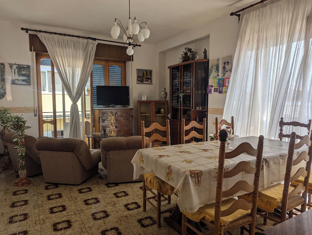 Sicilian Apt in Donnalucata-sleeps 4- 2 Min Beach