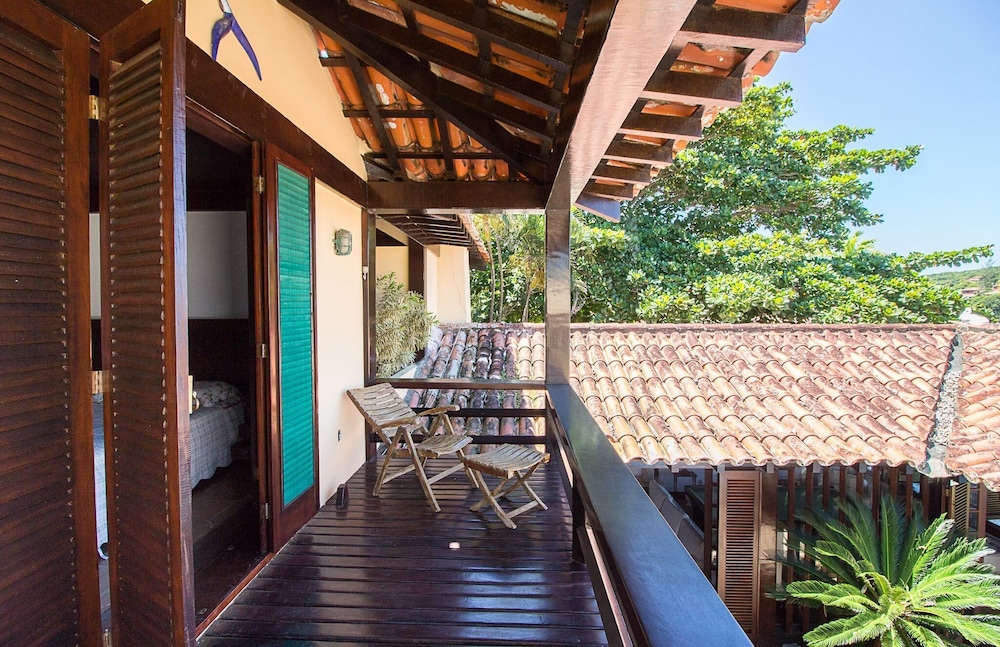 Casa com Cinco Quartos Pé na Areia