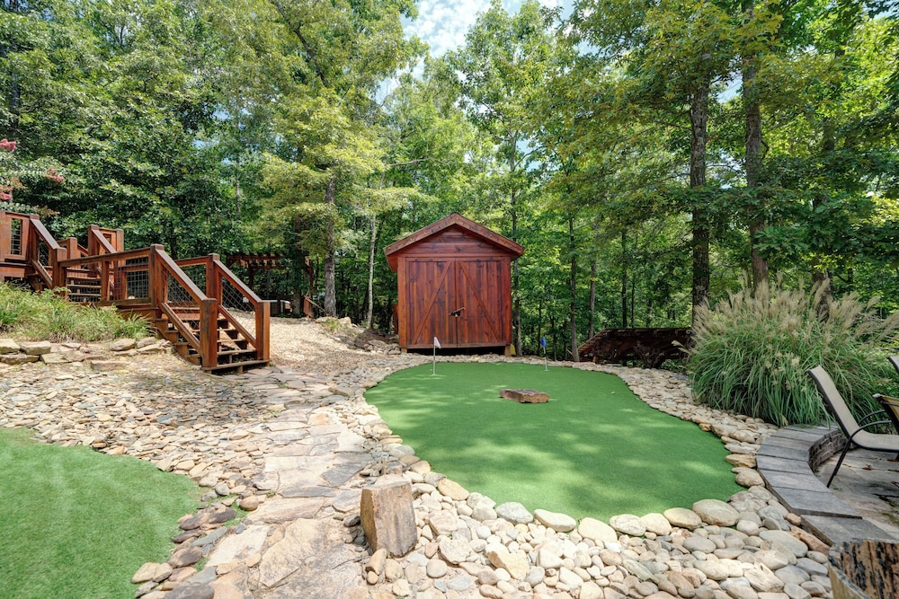 Mountain Haven in the Woods