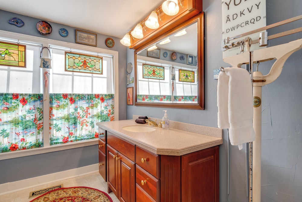 Hike, Sip & Explore! Blue Ridge Mtn Cabin w/ Porch