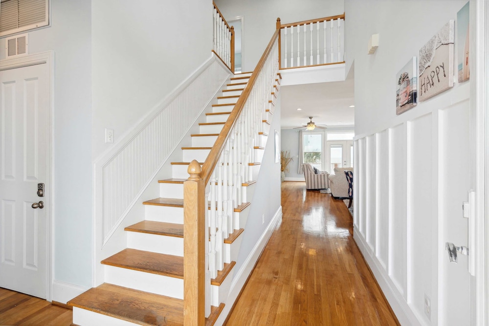 Oceanfront w/ Pool, Panoramic Deck Views, 5bdr Folly Ocean Breeze by Avantstay