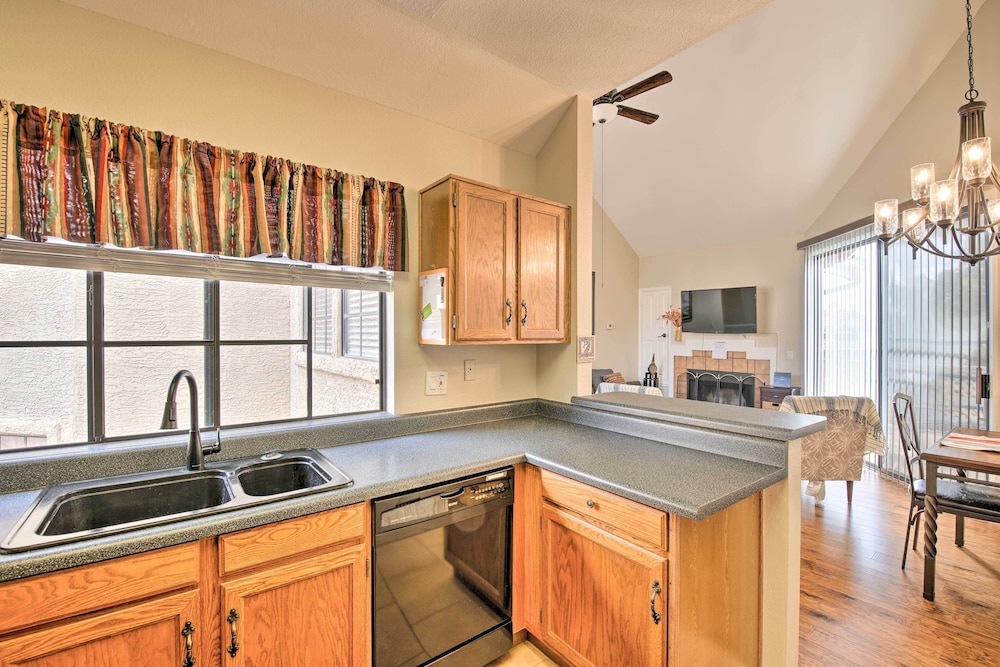 Breezy Mesa Condo w/ Community Pool & Hot Tub!