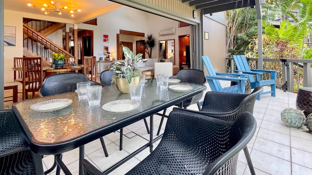 Sophisticated Oceanfront Retreat - Air-conditioned - Walk to Beach - Vrkcv