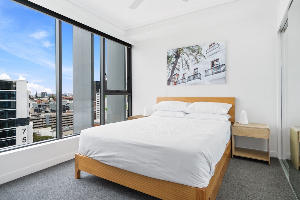 Chic 1 Bed Inner-city Retreat With Pool and Views