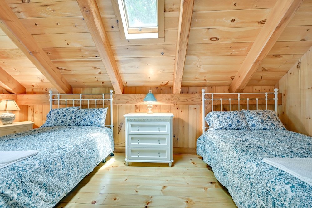 Lakefront Westhampton Cabin w/ Beach + Kayaks!